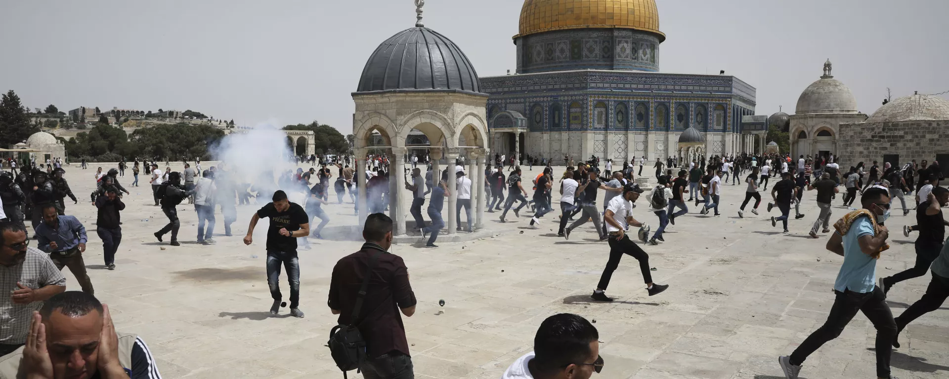 القوات الإسرائیلیة تقتحم باحات المسجد الأقصى عقب صلاة الجمعة، القدس 21 مایو 2021 - سبوتنیک عربی, 1920, 05.04.2023