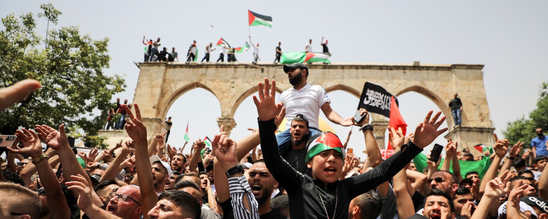 الفلسطينيون في باحات المسجد الأقصى عقب صلاة الجمعة، القدس 21 مايو 2021 - سبوتنيك عربي, 1920, 21.05.2021