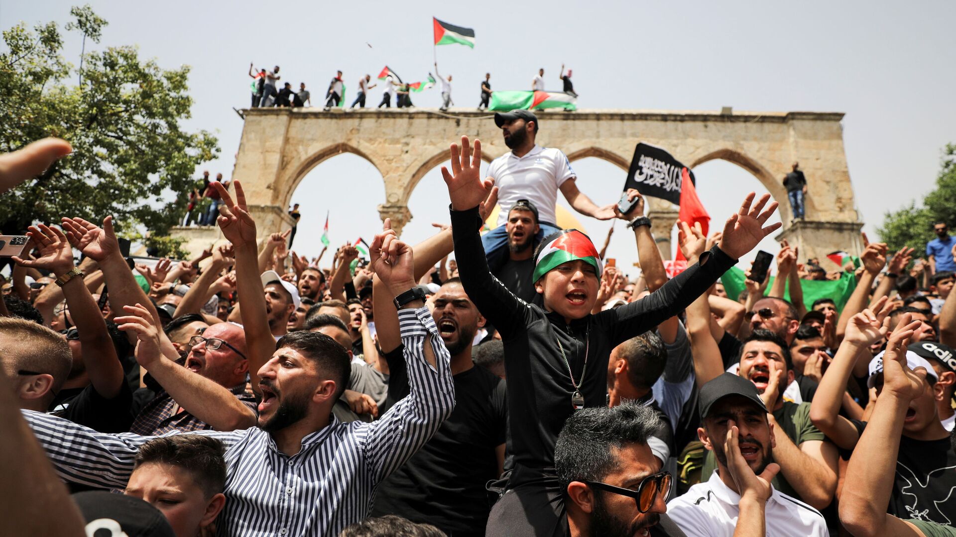 الفلسطينيون في باحات المسجد الأقصى عقب صلاة الجمعة، القدس 21 مايو 2021 - سبوتنيك عربي, 1920, 30.11.2021