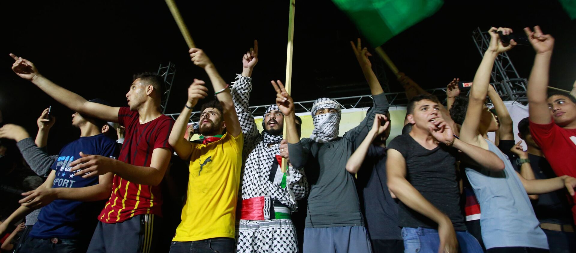 خروج المئات من أهالي قطاع غزة إلى الشوارع احتفالاً بوقف إطلاق النار، الساعة الثانية فجر الجمعة، فلسطين 21 مايو 2021 - سبوتنيك عربي, 1920, 24.05.2021