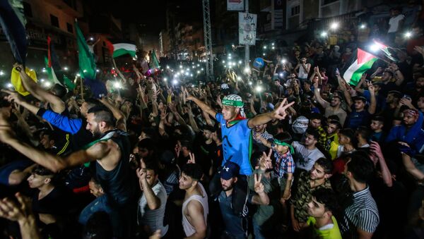 خروج المئات من أهالي قطاع غزة إلى الشوارع احتفالاً بوقف إطلاق النار، الساعة الثانية فجر الجمعة، فلسطين 21 مايو 2021 - سبوتنيك عربي