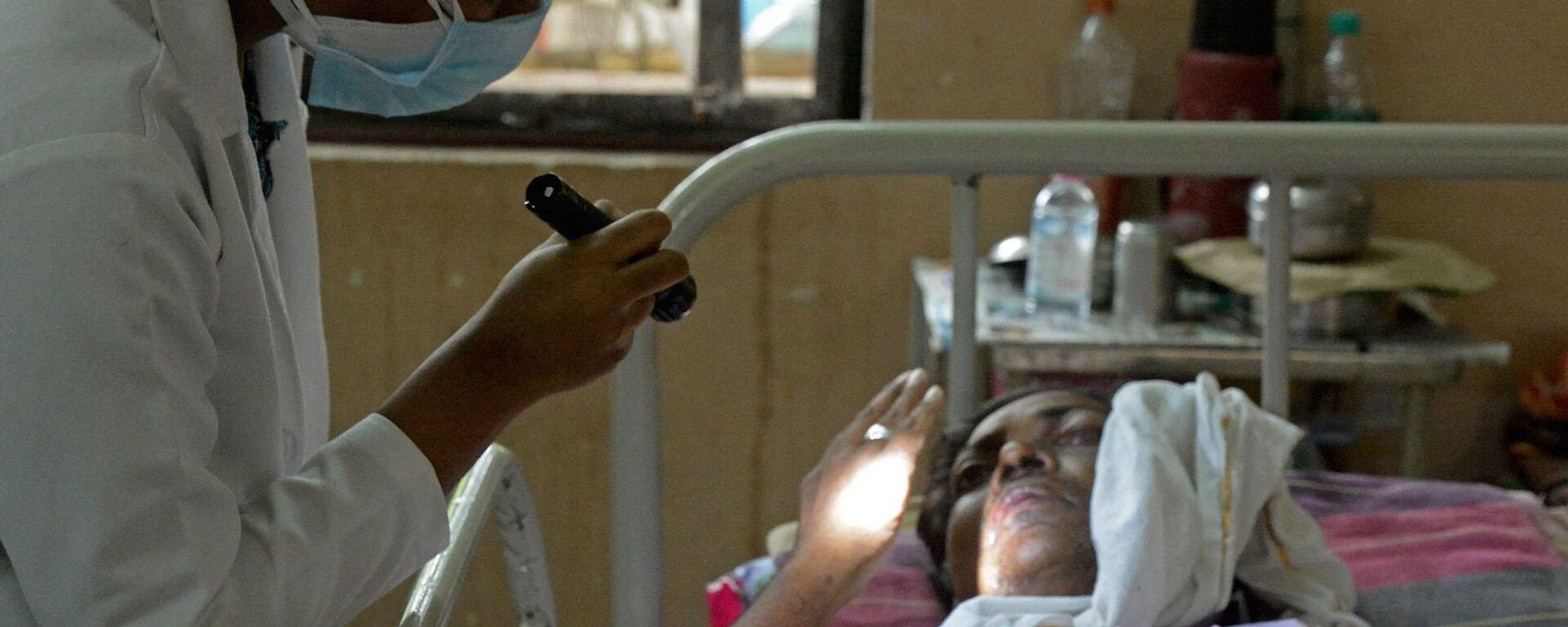 طبيب يفحص مريضا تعافى من فيروس كورونا المستجد وأصيب الآن بالفطر الأسود في جناح بمستشفى حكومي في حيدر أباد، الهند، 21 مايو/ أيار 2021. - سبوتنيك عربي, 1920, 01.06.2021