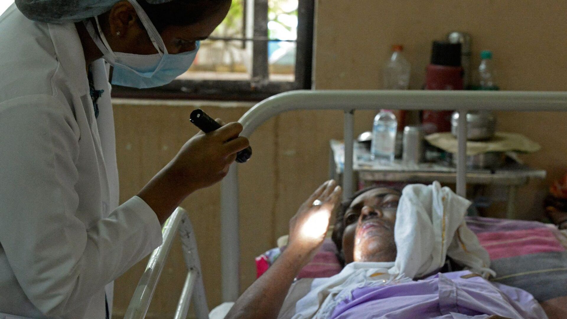 طبيب يفحص مريضا تعافى من فيروس كورونا المستجد وأصيب الآن بالفطر الأسود في جناح بمستشفى حكومي في حيدر أباد، الهند، 21 مايو/ أيار 2021. - سبوتنيك عربي, 1920, 18.06.2021