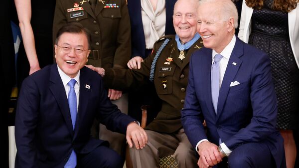 الرئيس الأمريكي، جو بايدن، ورئيس كوريا الجنوبية، مون جاي إن، يشاركان في حفل ميدالية الشرف بالعاصمة الأمريكية واشنطن، 21 مايو/ أيار 2021 - سبوتنيك عربي