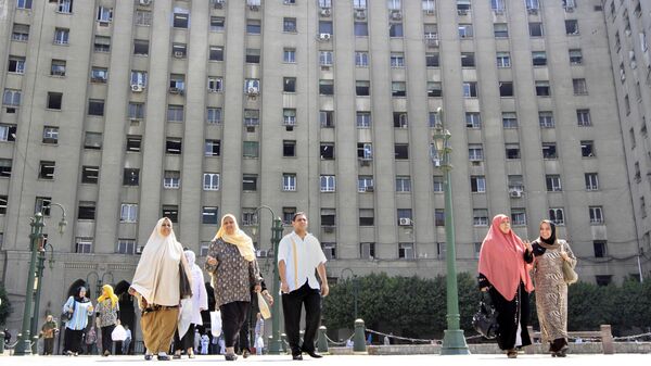 موظفون خارج مجمع التحرير الحكومي وسط القاهرة - سبوتنيك عربي