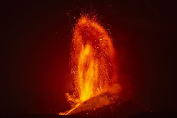 ثوران بركان إتنا من جديد جزيرة صلية، في إيطاليا 24 مايو 2021 - سبوتنيك عربي