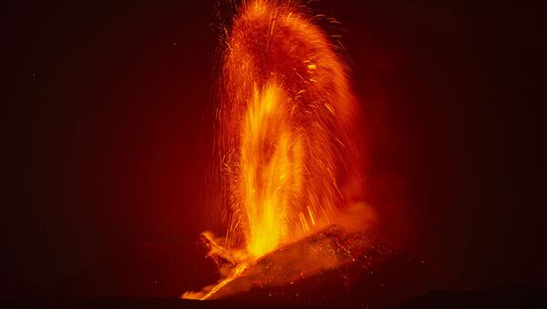 ثوران بركان إتنا من جديد جزيرة صلية، في إيطاليا 24 مايو 2021 - سبوتنيك عربي