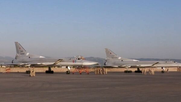 طائرتا تو-22 في مطار قاعدة حميميم - سبوتنيك عربي