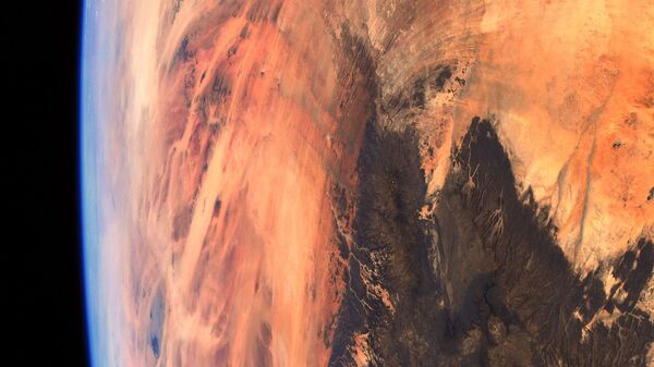صورة لتكوين الريشات (أو عين الصحراء) من أبرز المعالم الجيولوجية في موريتانيا، التقطها رائد فضاء وكالة الفضاء الأوروبية ​توماس بيسكيه - سبوتنيك عربي