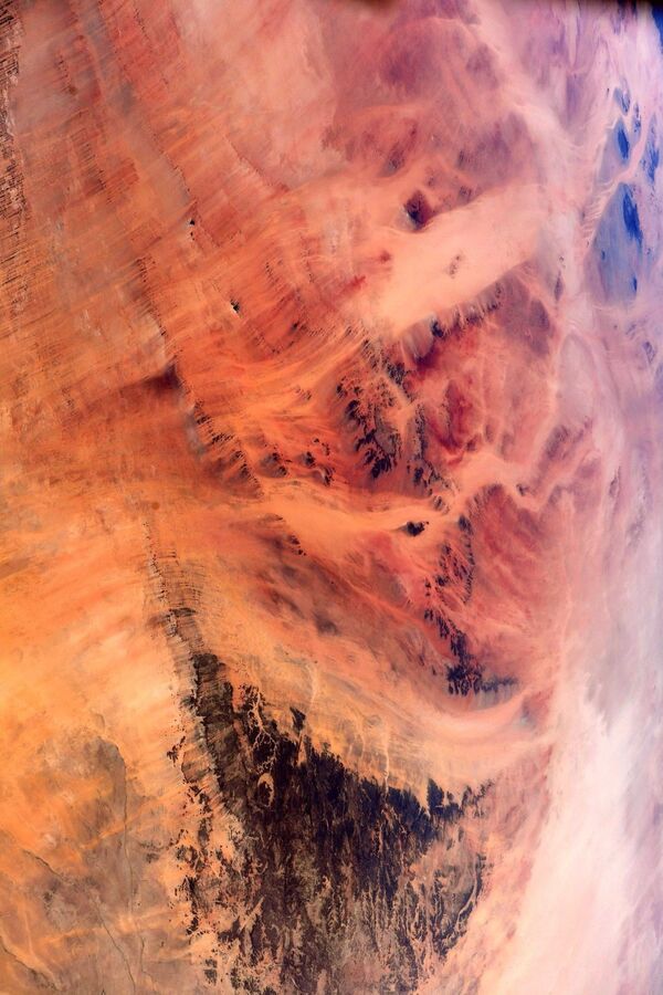 صورة لتكوين الريشات (أو عين الصحراء) من أبرز المعالم الجيولوجية في موريتانيا، التقطها رائد فضاء وكالة الفضاء الأوروبية ​توماس بيسكيه - سبوتنيك عربي