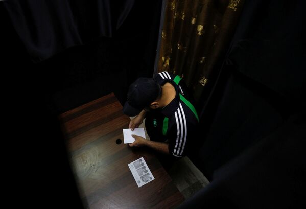 رجل يشارك في التصويت في الانتخابات الرئاسية السورية في دمشق، سوريا 26 مايو 2021 - سبوتنيك عربي