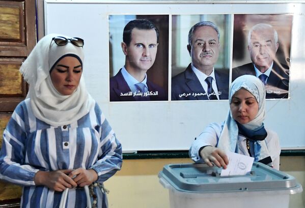 فتاة تشارك في التصويت في الانتخابات الرئاسية السورية في دمشق، سوريا 26 مايو 2021 - سبوتنيك عربي