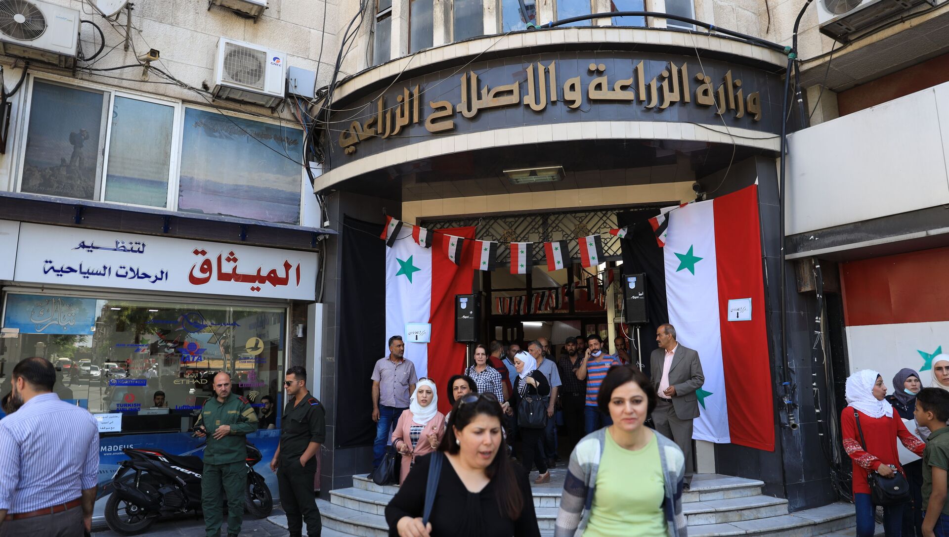 المواطنون السوريون يشاركون في التصويت في الانتخابات الرئاسية السورية في دمشق، سوريا 26 مايو 2021 - سبوتنيك عربي, 1920, 27.05.2021
