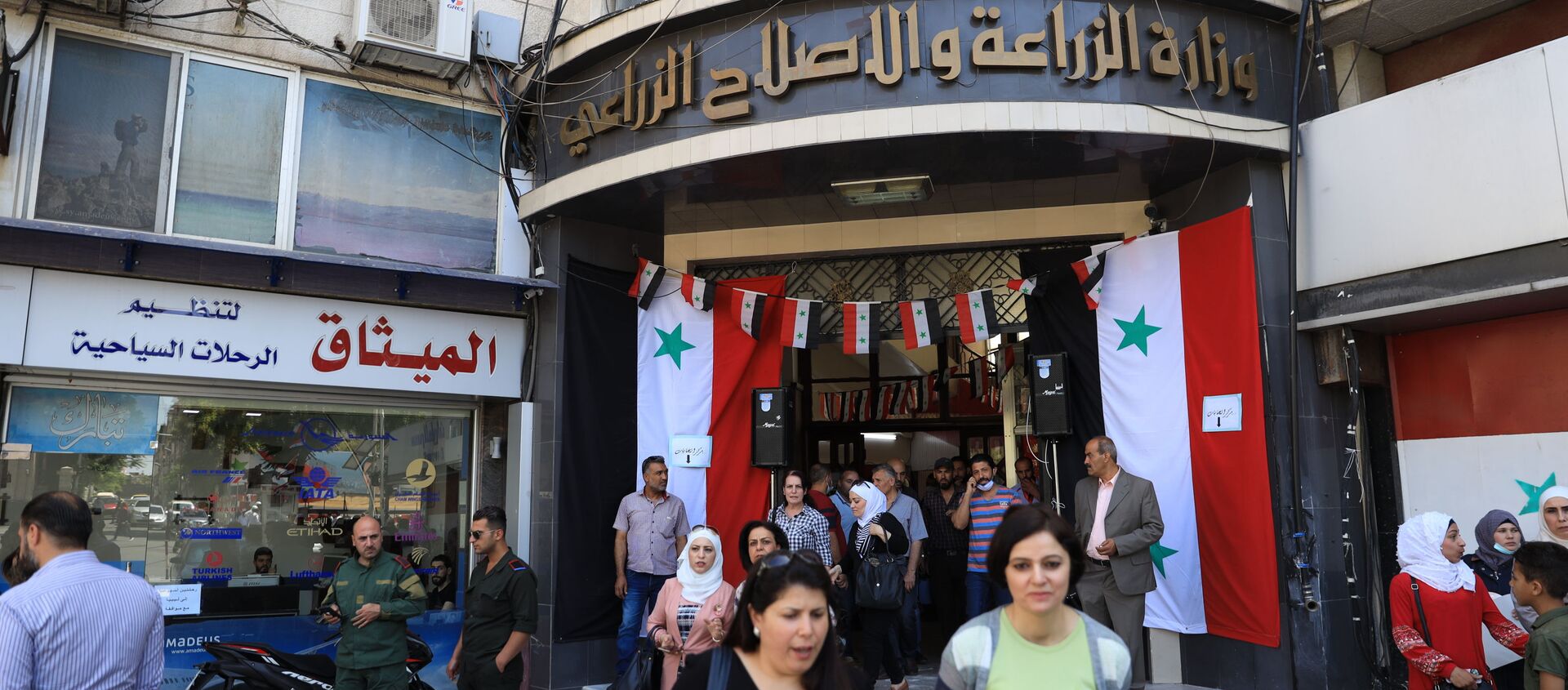 المواطنون السوريون يشاركون في التصويت في الانتخابات الرئاسية السورية في دمشق، سوريا 26 مايو 2021 - سبوتنيك عربي, 1920, 27.05.2021