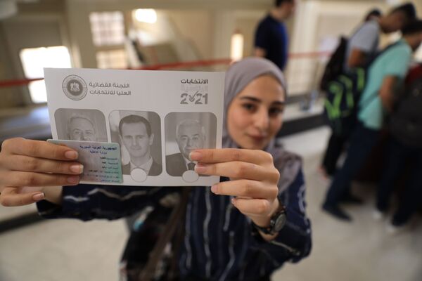 المواطنون السوريون يشاركون في التصويت في الانتخابات الرئاسية السورية في دمشق، سوريا 26 مايو 2021 - سبوتنيك عربي