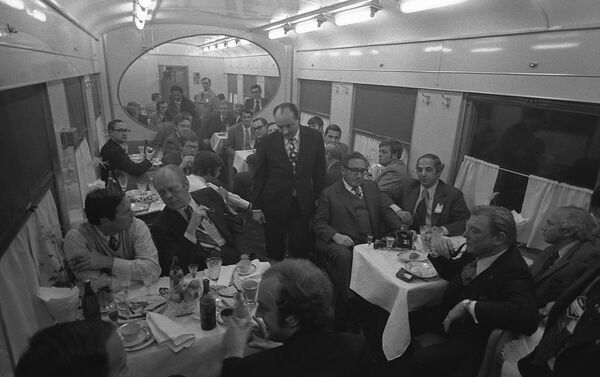 الرئيس الأمريكي جاريلد فورد يتناول وجبة الغذاء في قطار بالقرب من فلاديفوستوك الروسية، عام 1974 - سبوتنيك عربي