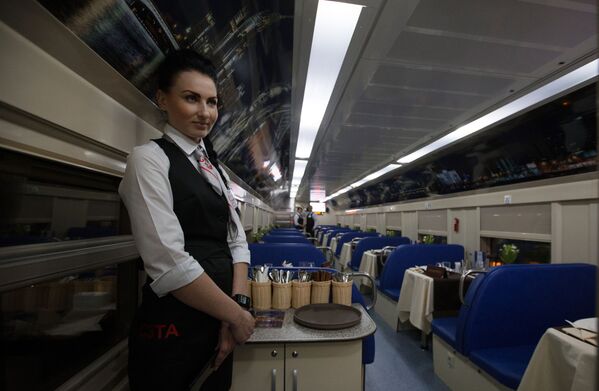 قسم المطعم في قطار بطابقين سان بطرسبورغ - موسكو، عام 2015 - سبوتنيك عربي