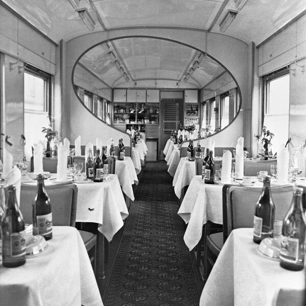 منظر لمطعم من داخل قطار، عام 1970 - سبوتنيك عربي