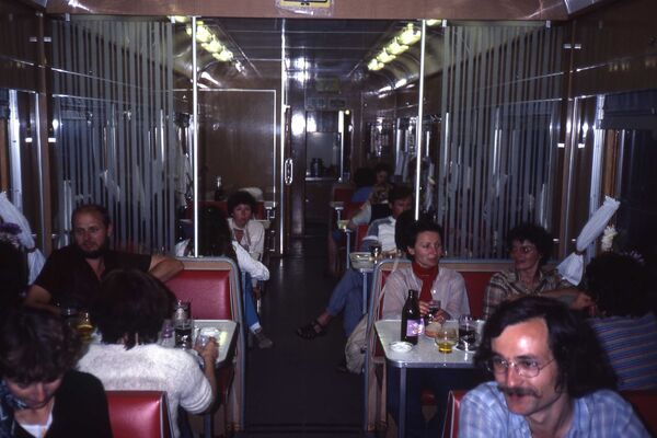 مجموعة من السياح الفرنسيين داخل مطعم في قطار إركوتسك - موسكو  - سبوتنيك عربي