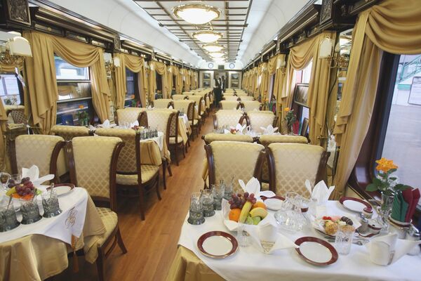 منظر داخل مطعم في قطار زولوتوي أوريول - ترانس سيبيريا إكسبرس  - سبوتنيك عربي