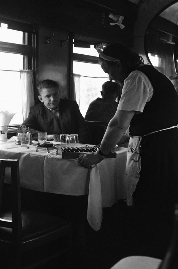 نادلة تخدم الركاب في مطعم على متن رحلة موسكو - فلاديفوستوك، على طريق ترانس سبيريا السريع، عام 1965 - سبوتنيك عربي