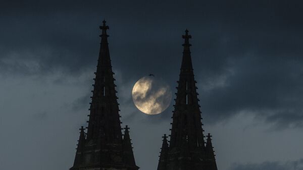 القمر العملاق في براغ، التشيك 25 مايو 2021  - سبوتنيك عربي
