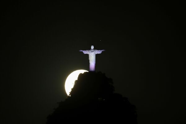 خسوف القمر العملاق في ريو دي جانيرو، البرازيل 26 مايو 2021 - سبوتنيك عربي