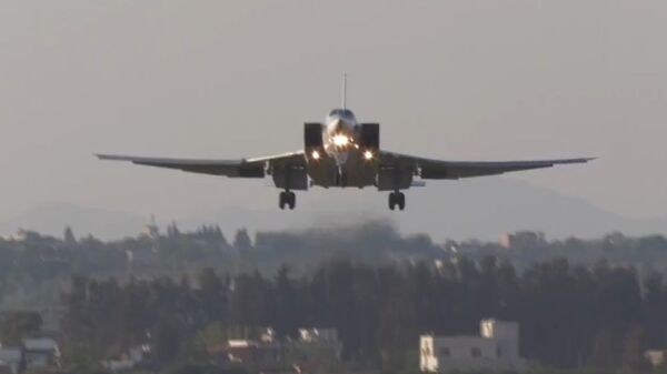 قاذفة القنابل تو-22 تهبط في مطار قاعدة حميميم في سوريا - سبوتنيك عربي