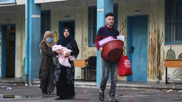 نزوح الآلاف من الفلسطينيين إلى مدارس الأونروا بعد تضرر منازلهم بسبب القصف الإسرائيلي على مدينة غزة، قطاع غزة، فلسطين مايو 2021 - سبوتنيك عربي