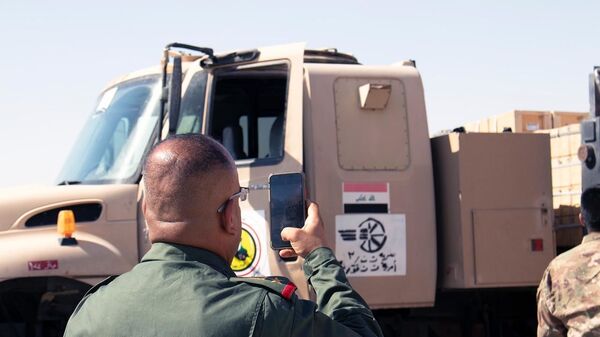 فرق الجيش العراقي تتسلم أسلحة وذخيرة من قوات التحالف الدولي الذي تتزعمه الولايات المتحدة الأمريكية ضد الإرهاب، العراق  27 مايو 2021 - سبوتنيك عربي
