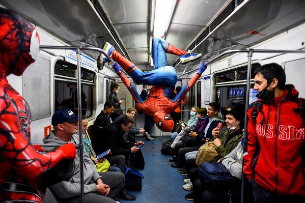 راقصون يرتدون أزياء سبايدرمان (الرجل العنكبوت) يقومون بعرض في مترو أنفاق سان بطرسبورغ، روسيا21 مايو 2021 - سبوتنيك عربي