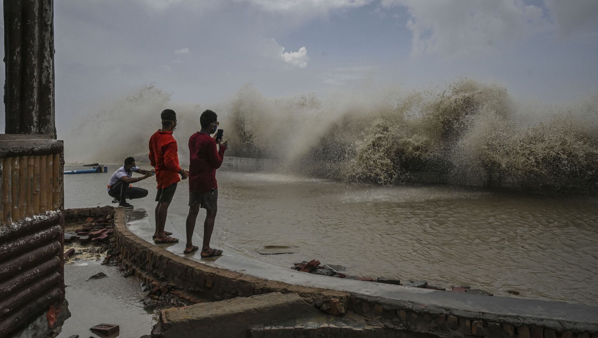 أهالي سكان كلكتا يلتقطون صوراً لأمواج تضرب الشاطئ عقب إعصار ياس الذي ضرب الساحل الشرقي للهند في خليج بنغال في ديغا، الهند 27 مايو 2021 - سبوتنيك عربي, 1920, 03.10.2021