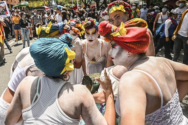 فنانون يؤدون عرضًا خلال احتجاجات جديدة ضد حكومة الرئيس الكولومبي إيفان دوكي في ميديلين، كولومبيا 26 مايو 2021 - سبوتنيك عربي