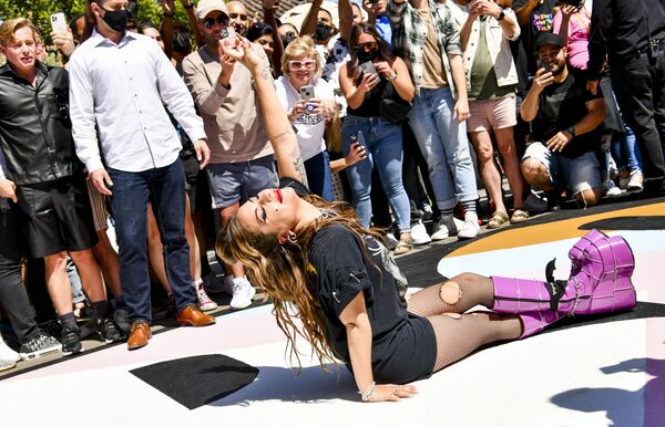 المغنية الأمريكية ليدي غاغا خلال التقاط المصورين الصحفيين صوراً لها، خلال احتفال بمرور 10 سنوات على ألبومها ولدت هكذا (Born This Way) في هوليود، كاليفورنيا، الولايات المتحدة 23 مايو 2021 - سبوتنيك عربي