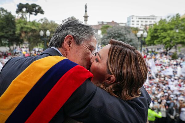رئيس الإكوادور غييرمو لاسو (اليسار) يحتضن زوجته السيدة الأولى ماريا دي لورديس ألسيفار، على شرفة قصر كارونديليت بعد أن أدى اليمين، في كيتو، الإكوادور 24 مايو 2021 - سبوتنيك عربي