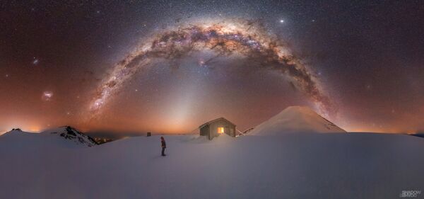 صورة بعنوان جبل تاراناكي (الواقع على الساحل الغربي من الجزيرة الشمالية لنيوزيلندا)، للمصور لارين راي، الحاصلة على جائزة مسابقة تصوير مجرة درب التبانة لعام 2021 - سبوتنيك عربي