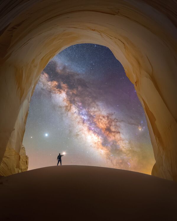 صورة بعنوانغرفة الضوء، للمصور سبينسر ويلينغ، الحاصلة على جائزة مسابقة تصوير مجرة درب التبانة لعام 2021 - سبوتنيك عربي