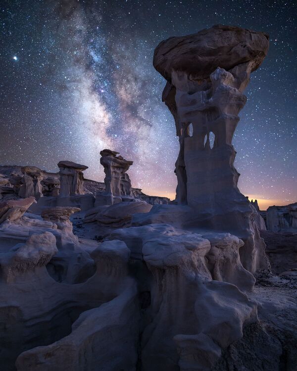 صورة بعنوانليالي نافاجو (منطقة جبلية في الولايات المتحدة)، للمصور كريستين كينيون، الحاصلة على جائزة مسابقة تصوير مجرة درب التبانة لعام 2021 - سبوتنيك عربي