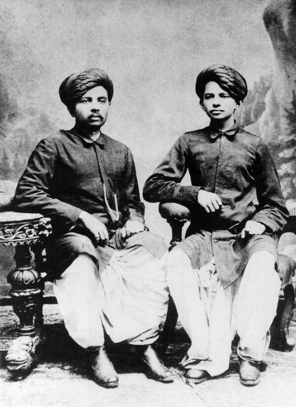 شياسي والناشط الاجتماعي مهاتما غاندي برفقة أخيه لاكسميداس، عام 1886 - سبوتنيك عربي
