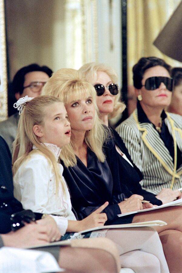 إيفانا ترامب (الثانية على اليسار) برفقة ابنتها إيفانكا (يسار)، تحضران عرض أزياء لمجموعة خريف 1991،  لمصمم الأزياء كارولين روم في نيويورك، الولايات المتحدة 10 أبريل/ نيسان 1991 - سبوتنيك عربي