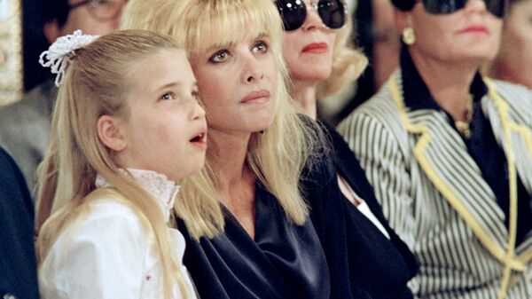 إيفانا ترامب (الثانية على اليسار) برفقة ابنتها إيفانكا (يسار)، تحضران عرض أزياء لمجموعة خريف 1991،  لمصمم الأزياء كارولين روم في نيويورك، الولايات المتحدة 10 أبريل/ نيسان 1991 - سبوتنيك عربي