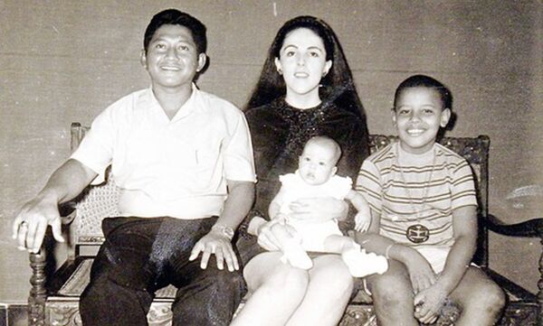 عضو مجلس الشيوخ الأمريكي من إلينوي والمرشح الرئاسي للحزب الديمقراطي في الانتخابات الرئاسية الأمريكية لعام 2008، باراك أوباما (يمين) البالغ من العمر 9 سنوات، برفقة زوجة الأب لولو سويتورو (يسار) وشقيقته مايا سوتورو ووالدته آن دنهام (وسط)، في صورة عائلية تعود لعام 1970، نشرتها حملته الرئاسية في عام 2008 - سبوتنيك عربي