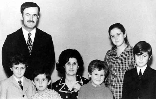 من اليسار إلى اليمين: الرئيس السوري الحالي بشار الأسد (موالد عام 1965)، برفقة والده حافظ الأسد، ووالدته أنيسة مخلوف، وأخوته: ماهر، مجد، بشرى، وباسل، أوائل السبعينات. - سبوتنيك عربي