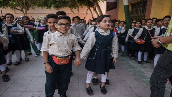 تلاميذ بإحدى المدارس المصرية أثناء وجودهم في فناء المدرسة - سبوتنيك عربي