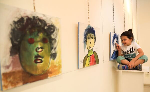 أول معرض للفنان الصغير السوري ريان العبد، 5 أعوام، في المركز الثقافي العربي في حي أبو رمانة وسط دمشق، سوريا 2 يونيو 2021 - سبوتنيك عربي