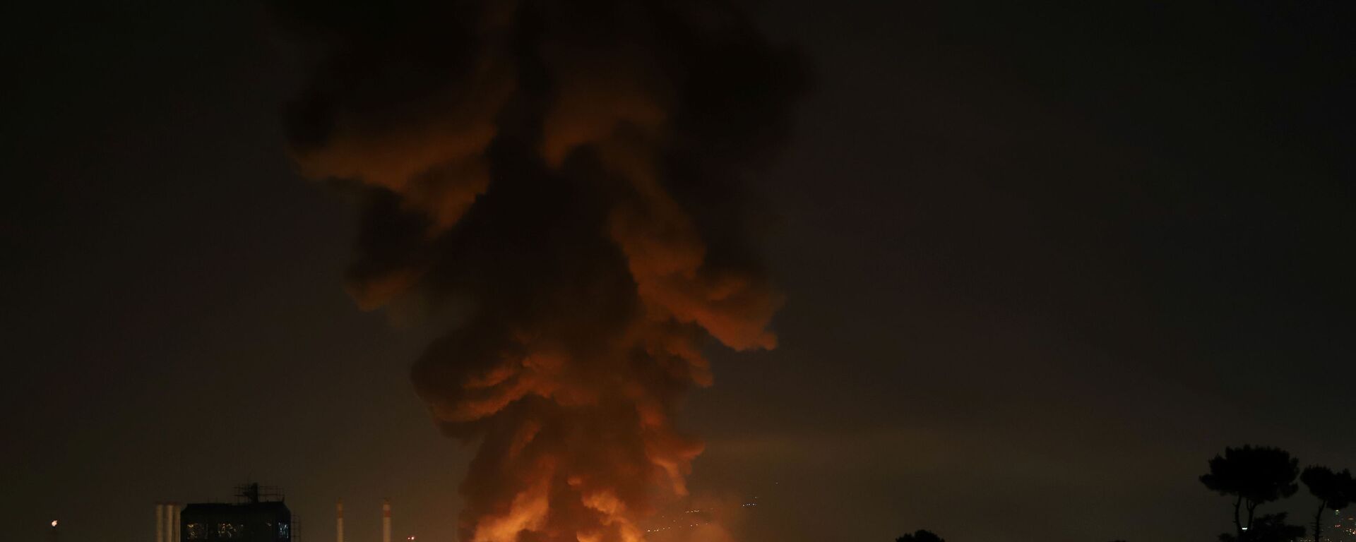 انفجار ضخم في مصفاة نفط في طهران، إيران 2 يونيو 2021 - سبوتنيك عربي, 1920, 09.12.2021