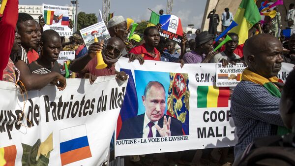 الماليون يتظاهرون ضد فرنسا، ودعمًا لروسيا في الذكرى الستين لاستقلال جمهورية مالي في عام 1960 في باماكو، مالي 22 سبتمبر 2020 - سبوتنيك عربي