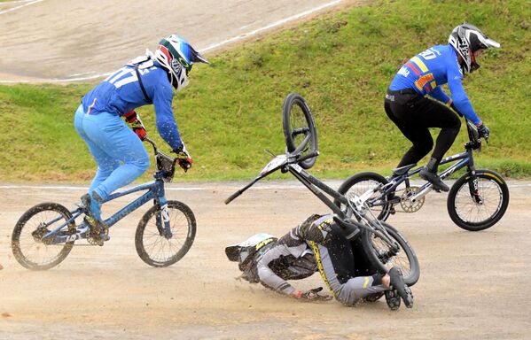 المتسابق كريستينز كريجرز (لاتفيا) أثناء سقوطه من دراجته في نهائي كأس العالم للسوبر كروس في بوغوتا، كولومبيا في 29 مايو 2021 - سبوتنيك عربي