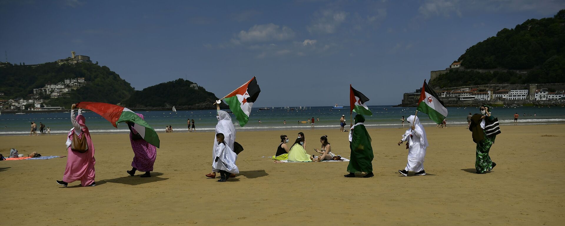 متظاهرون من الصحراء يلوحون بأعلام في مسيرة على الشاطئ في سان سيباستيان، إسبانيا 30 مايو 2021 - سبوتنيك عربي, 1920, 29.01.2022