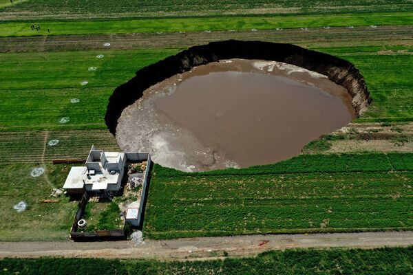 منظر جوي لحفرة عثر عليها مزارعون في حقل محاصيل في سانتا ماريا زاكاتيبيك، ولاية بويبلا، المكسيك في 1 يونيو 2021 - سبوتنيك عربي